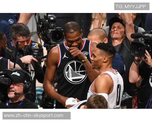 火箭官方晒亚当斯与杜兰特亲密合照威少点赞引发重回传闻 火箭官方晒亚当斯与杜兰特亲密合照威少点赞引发重回传闻