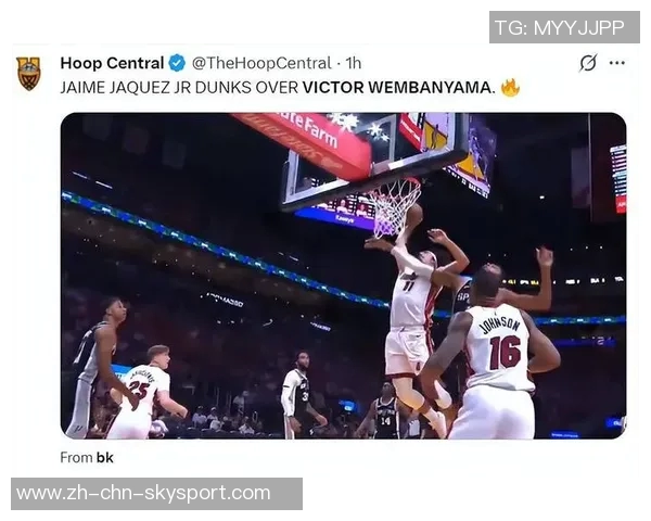 文班在挡拆后华丽转身空接背扣展现惊人弹跳与技巧 文班在挡拆后华丽转身空接背扣展现惊人弹跳与技巧