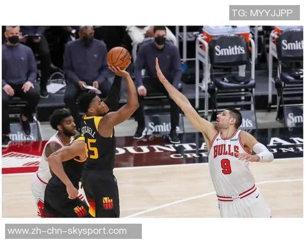 老队友重聚骑士公牛赛前米切尔阿伦与奥科罗亲切交谈回忆往昔