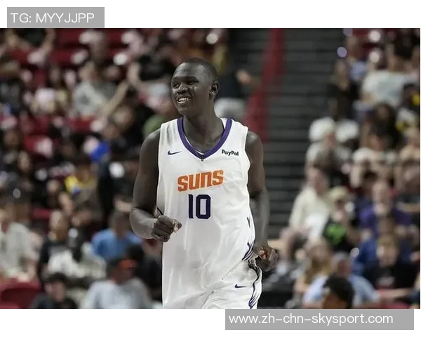 布克赞马卢阿奇表现出色积极拼搏与身体对抗令人印象深刻 布克赞马卢阿奇表现出色积极拼搏与身体对抗令人印象深刻