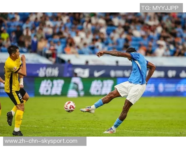 戴维近距离射门遭封堵麦肯尼头球抢点再遭扑救无缘进球